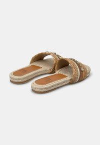 Sandali slide intrecciati in tessuto beige con due cinghie decorate con perline ornamentali. Suola in juta intrecciata e soletta testurizzata per il massimo comfort.