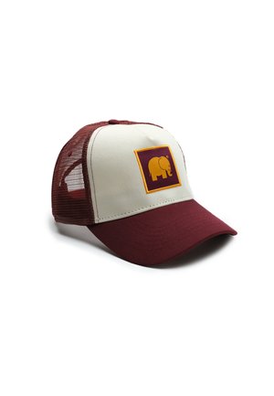 Casquette de camionneur avec un devant blanc et une visière bordeaux. Équipée d'un carré orange avec une silhouette d'éléphant jaune. Dos en mesh pour la ventilation.
