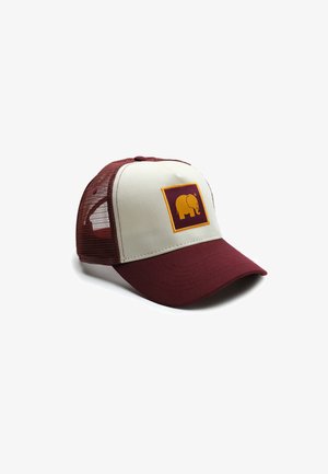 Gorra de camionero con la parte delantera blanca y la visera color marrón. Presenta un parche cuadrado naranja con la silueta de un elefante amarillo. Parte trasera de malla para ventilación.