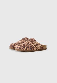 Klapki na podeszwie typu slip-on w panterkę z miękkim materiałem wierzchnim, akcentem w postaci złotej klamry oraz teksturowaną beżową podeszwą dla lepszej przyczepności.