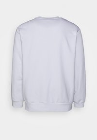 Witte sweatshirt, katoen materiaal, ronde hals, lange mouwen, ribgebreide manchetten en onderkant, gladde textuur, eenvoudig zonder patronen of accenten.