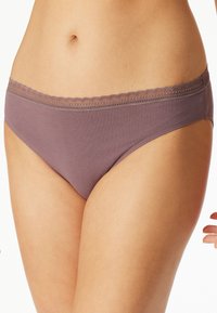 Hoog uitgesneden katoenen slip in gedempt mauve, met een scalloped kantafwerking. Zachte textuur met een naadloos ontwerp voor comfort.