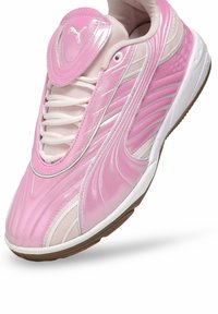 Rozā sporta kurpe ar spīdīgu apdari, sieta paneļiem un baltām akcentēm. Tai ir mīksts apkakle un gumijas zole, kas nodrošina saķeri.