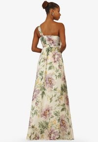 Blomster maxi kjole i blødt stof, med en-skulder design, strikket bodice og pastelfarvede lilla og gule blomstermønstre.