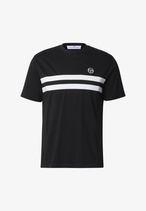 Czarny t-shirt z krótkim rękawem, z dwoma poziomymi białymi paskami na wysokości klatki piersiowej oraz małym białym okrągłym logo na górnej lewej stronie.