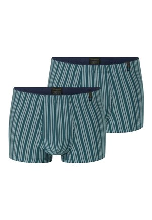 Twee paar tealkleurige boxershorts met verticale witte strepen en marineblauwe elastische taillebanden met het label "Schiesser Long Life."