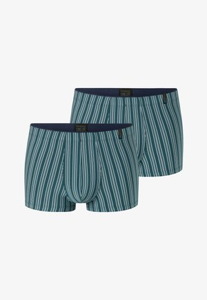 Deux paires de boxers teal à rayures blanches verticales avec des ceintures élastiques bleu marine portant le label « Schiesser Long Life ».