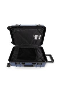 Kova pehmeämatkalaukku sinisenä mustalla sisällä. Varustettu pyörillä, kahvalla ja verkko-osastoilla. Vedenpitävä ja kestävä muotoilu.