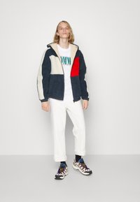 Tommy Jeans REVERSIBLE JACKET - Välikausitakki - twilight navy/multi