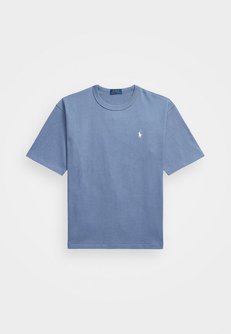 Blauwe katoenen T-shirt met korte mouwen, ronde hals en een wit geborduurd logo op de linkerkant van de borst. Soepele textuur, casual ontwerp.