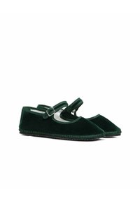 Groene fluwelen ballerina's met een ronde neus, verstelbare band en een gestructureerde zool. Voorzien van contrasterende stiksels langs de rand.