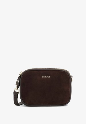 Ruskea mokkanahkainen olkalaukku, jossa on vetskari, kultaiset yksityiskohdat ja irrotettava hihna. Ominaisuuksiin kuuluu pyöristetty suorakaiteen muotoinen muotoilu.