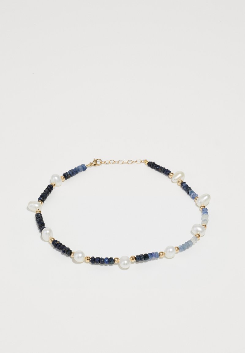 Κολιέ με χάντρες που περιλαμβάνει ναυτικό και μπλε πολύτιμους λίθους αναμεμειγμένους με λευκά μαργαριτάρια και χρυσές λεπτομέρειες, παρουσιάζοντας έναν λεπτό σχεδιασμό.