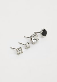 Set di quattro orecchini a perno con pietre chiare e nere in montature metalliche argentate, di diverse dimensioni da piccole a grandi, con finitura lucida.