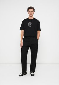 Guess BASIC QUATTRO TEE - Tričko s potlačou - jet black