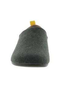 Zapatilla gris de felpa con un tirador amarillo, forma redondeada, suela plana y superficie texturizada. Diseño minimalista adecuado para uso en interiores.