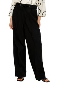 Zwarte high-waisted broek met een wijde broekspijp, gemaakt van een gladde stof. Voorzien van een trekkoord in de taille en strakke, zuivere lijnen.