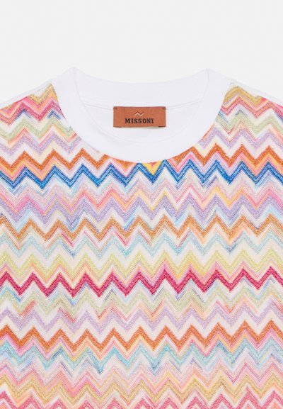 Λευκό τοπ με στρογγυλή λαιμόκοψη και πολύχρωμο ζιγκ-ζαγκ μοτίβο σε αποχρώσεις ροζ, πορτοκαλί, μπλε, μοβ και πράσινο, με την ετικέτα "MISSONI" σε καφέ ταμπελάκι.