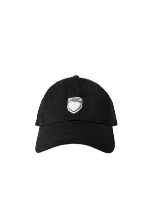 Czarna czapka z daszkiem typu baseball z zakrzywionym daszkiem i białym logo w kształcie tarczy z napisem „PROSTO” na środku z przodu.