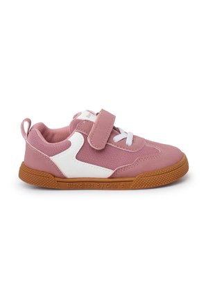 Rosa Sport-Schuh mit weißen Akzenten, einem Klettverschluss, Obermaterial aus Mesh, Gummisohle und einem strukturierten Grip-Muster. Markenlogo auf der Ferse.