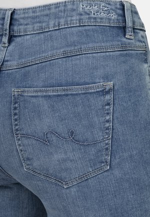 Blaue Jeans aus Denim mit einer Hintertasche, die ein blaues gesticktes Design und dezente Ausbleichungen aufweist. Sie bieten einen klassischen Schnitt und eine angenehme Textur.