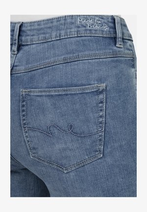 Blaue Jeans aus Denim mit einer Hintertasche, die ein blaues gesticktes Design und dezente Ausbleichungen aufweist. Sie bieten einen klassischen Schnitt und eine angenehme Textur.