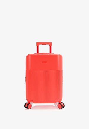 Felrode harde koffer met een uittrekbare handgreep en vier dubbele zwenkwielen op een witte achtergrond.