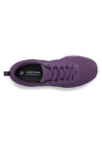 Lila Sportschuh mit einem Obermaterial aus Netzgewebe, Schnürdesign und einer strukturierten Oberfläche. Hat eine schwarze Innensohle, die innen sichtbar ist. Weiße Zwischensohle.