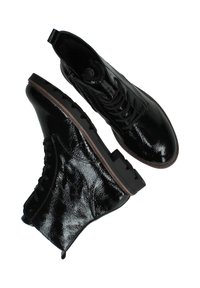 Stivali alla caviglia in pelle verniciata nera con design a lacci, suola in gomma con bordo seghettato e linguetta sul tallone per una facile calzata.