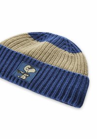 Beanie muts met gestreept beige en blauwe brei. Gehaakte patch met een cartoonfiguur met een bril. Ribbelstructuur aan de onderkant.