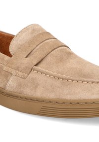 Beżowe zamszowe mokasyny z haftowanym wzorem i paskiem w górnej części. Posiadają gumową podeszwę z poziomymi rowkami zapewniającymi przyczepność.