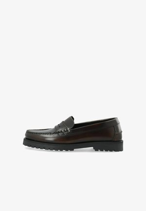 Mocassin en cuir marron foncé avec détails cousus et semelle gomme noire à crampons, présenté de la face intérieure sur un fond blanc.