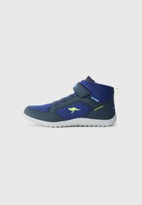 Med-top sneakers van marineblauw stof met grijze accenten en een groene logo. Heeft een klittenbandsluiting en een witte rubberen zool met profiel.