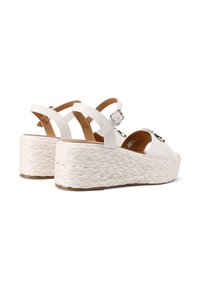 Sandali platform bianchi con tacco in juta intrecciata, cinturino alla caviglia regolabile, design con punta aperta e dettagli in fibbia metallica; finitura dalla texture liscia.