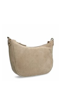 Beige Wildleder Schultertasche mit geschwungener Form, Reißverschluss und goldfarbenen Hardware. Glatte Textur mit minimalistischem Design und ohne Muster.