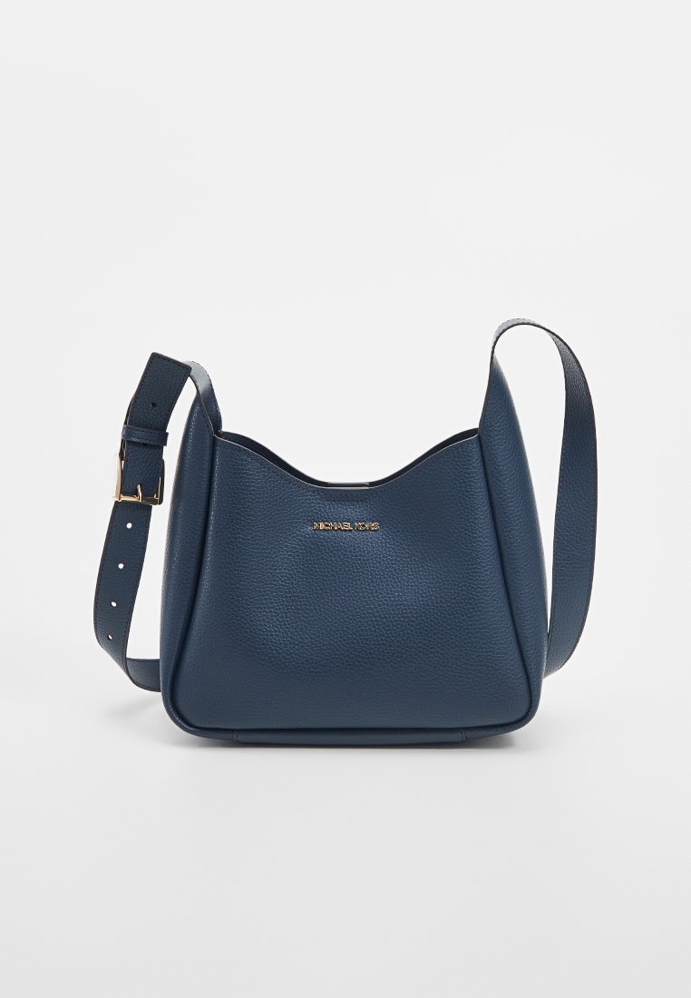 Sac à épaule en cuir marine avec finition texturée, haut arrondi, bandoulière ajustable et accent logo doré à l'avant.