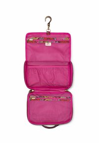 Organizador de viaje rosa con un gancho, que presenta bolsillos de malla, compartimentos con cremallera y un patrón interior de tela. Diseñado para un fácil acceso y almacenamiento.