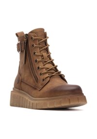 Botín de cuero marrón hasta el tobillo con acabado texturizado, parte delantera con cordones, cremallera lateral y suela de goma gruesa y estriada. Acentuado con una correa y hebilla.