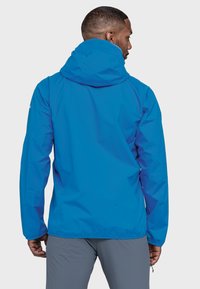 Blaue wasserdichte Jacke mit Kapuze, ausgestattet mit glatter Textur, elastischen Bündchen und verstellbarem Saum, die für den Außenbereich konzipiert ist.