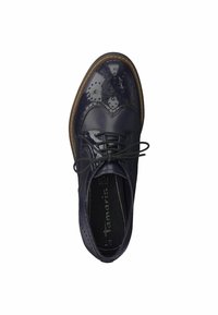 Dunkelblauer Brogue-Schuh aus Leder mit Lackfinish, Schnürdesign, dekorativen Perforationen und strukturiertem Außenboden. Verfügt über eine gepolsterte Innensohle.