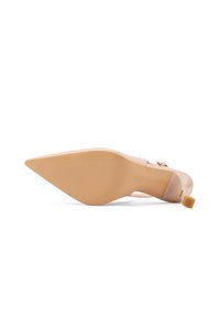 Zapato de tacón desnudo con puntera afilada, parte superior de cuero suave, tira transparente y tacón cuadrado. La suela tiene una textura con líneas de agarre.