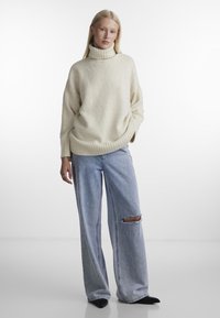 Pieces PCNANCY LS LOOSE ROLL NECK NOOS BC
 - Džemperis - birch