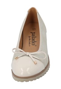 Bailarinas gris claro con punta redonda blanca brillante, parte superior texturizada, lazo decorativo y detalles en tono dorado. Suela de goma ligera.