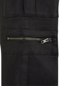 Pantaloni cargo neri in tessuto con una tasca laterale con zip e hardware in argento, cuciture strutturate e texture opaca.