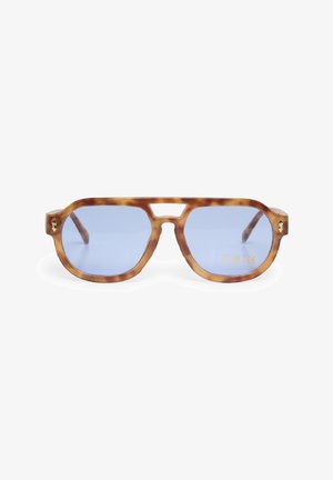 Occhiali da sole tartaruga con lenti blu, design angolare, montatura spessa e intaglio sul ponte nasale; presenta un accento dorato sulla tempia.