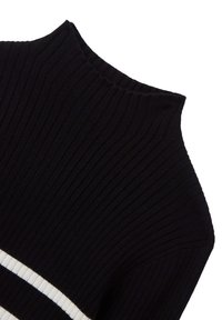 Maglione a maglia rigata nero con collo alto e dettagli a strisce orizzontali bianche. Presenta una texture morbida e una silhouette aderente.