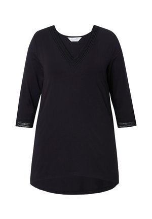 Top noir à manches trois-quarts avec un décolleté en V, présentant des détails en dentelle texturée le long de l'encolure et des manches. Tissu lisse, ourlet légèrement arrondi.