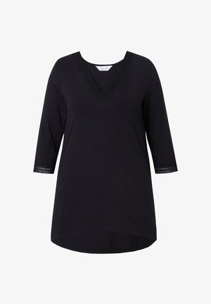 Schwarzes Top mit drei Viertelärmeln und V-Ausschnitt, das über strukturierte Spitzenverzierungen am Ausschnitt und den Ärmeln verfügt. Glattes Material, leicht abgerundeter Saum.