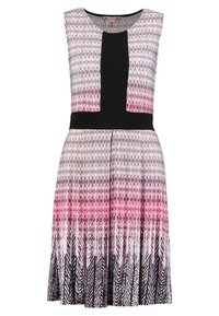 Šaty bez rukávů s přiléhavým černým korzetem, geometrické vzory v růžové a bílé, splývavá sukně s přechodem od světle růžové po tmavě fialovou.
