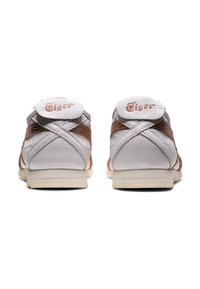 Sneaker con tomaia sintetica bianca e dettagli in pelle marrone. Punta tonda, design con lacci e colletto imbottito con il marchio "Tiger".